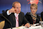 (C) Fotodienst/Anna Rauchenberger - Wien 27.08.2007 - Konferenzeröffnung zu den Wiener Klimagesprächen. FOTO: Yvo de Boer (UNFCCC Executive Secretary) und Sandea de Wet.