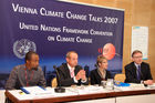  (C) Fotodienst/Anna Rauchenberger - Wien 27.08.2007 - Konferenzeröffnung zu den Wiener Klimagesprächen. FOTO: Leon Charles, Yvo de Boer (UNFCCC Executive Secretary), Sandea de Wet, Howard Bamsey.