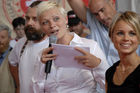 Foto: Frau Susanne Kunz (Moderatorin SF), Frau Fabienne Heyne (Moderatorin Viva)
Emmentaler Käseroll-Meisterschaft am Züricher Hauptbahnhof (C)Fotodienst/Tabea Vogel