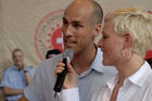 Foto: Herr Michael Sokoll (Sportredaktor SF), Frau Susanne Kunz (Moderatorin SF)
Emmentaler Käseroll-Meisterschaft am Züricher Hauptbahnhof (C)Fotodienst/Tabea Vogel