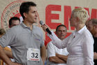 Foto: Herr Marcel Züger (3.Rang), Frau Susanne Kunz (Moderatorin SF)Emmentaler Käseroll-Meisterschaft am Züricher Hauptbahnhof (C)Fotodienst/Tabea Vogel