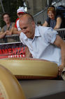 Foto: Herr Michael Sokoll (Sportredaktor SF)
Emmentaler Käseroll-Meisterschaft am Züricher Hauptbahnhof (C)Fotodienst/Tabea Vogel