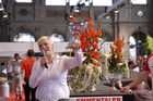 Foto: Frau Susanne Kunz (Moderatorin SF)
Emmentaler Käseroll-Meisterschaft am Züricher Hauptbahnhof (C)Fotodienst/Tabea Vogel