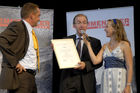 Foto: Herr Patrick Aebi (Bundesamt für Landwirtschaft), Herr Jürg Simon (Präsident Emmentaler), Frau Nina Havel (Moderatorin)
Urkundenfeier zur Aufnahme des Emmentaler Switzerland Käse in das Register der geschützten Ursprungsbezeichnungen. (C) Fotodienst/Tabea Vogel