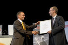 Foto: Herr Patrick Aebi (Bundesamt für Landwirtschaft), Herr Jürg Simon (Präsident Emmentaler) Urkundenfeier zur Aufnahme des Emmentaler Switzerland Käse in das Register der geschützten Ursprungsbezeichnungen. (C) Fotodienst/Tabea Vogel