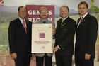 BM Josef Pröll (li.), Landesrat Sepp Eisl (2.v.re.) und Christoph Holzer (SPAR, re.) gratulieren der neuen Genuss Region  Pinzgauer Bierkäse