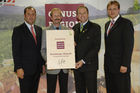 BM Josef Pröll (li.), Landesrat Sepp Eisl (2.v.re.) und Christoph Holzer (SPAR, re.) gratulieren der neuen Genuss Region  Bramberger Obstsaft