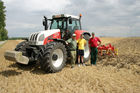 (C) Fotodienst/Anna Rauchenberger - Wien 13.07.2007 - Allianz für starke Regionen - Genussregion. Familie Sommer zählt auf ihrem Hof auf PÖTTINGER Landtechnik. PÖTTINGER ist Partner der Allianz für starke Regionen, die Landwirtschaftsminister Josef Pröll bei seiner Initiative GENUSS REGION ÖSTERREICH unterstützt. Die Allianzpartner stehen für ein regionales Produktangebot, das wiedererkennbar und wettbewerbsfähig ist.