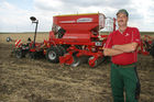 (C) Fotodienst/Anna Rauchenberger - Wien 13.07.2007 - Allianz für starke Regionen - Genussregion. Familie Sommer zählt auf ihrem Hof auf PÖTTINGER Landtechnik. PÖTTINGER ist Partner der Allianz für starke Regionen, die Landwirtschaftsminister Josef Pröll bei seiner Initiative GENUSS REGION ÖSTERREICH unterstützt. Die Allianzpartner stehen für ein regionales Produktangebot, das wiedererkennbar und wettbewerbsfähig ist.