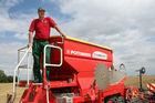 (C) Fotodienst/Anna Rauchenberger - Wien 13.07.2007 - Allianz für starke Regionen - Genussregion. Familie Sommer zählt auf ihrem Hof auf PÖTTINGER Landtechnik. PÖTTINGER ist Partner der Allianz für starke Regionen, die Landwirtschaftsminister Josef Pröll bei seiner Initiative GENUSS REGION ÖSTERREICH unterstützt. Die Allianzpartner stehen für ein regionales Produktangebot, das wiedererkennbar und wettbewerbsfähig ist.