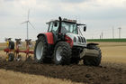 (C) Fotodienst/Anna Rauchenberger - Wien 13.07.2007 - Allianz für starke Regionen - Genussregion. Familie Sommer zählt auf ihrem Hof auf PÖTTINGER Landtechnik. PÖTTINGER ist Partner der Allianz für starke Regionen, die Landwirtschaftsminister Josef Pröll bei seiner Initiative GENUSS REGION ÖSTERREICH unterstützt. Die Allianzpartner stehen für ein regionales Produktangebot, das wiedererkennbar und wettbewerbsfähig ist.