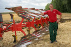 (C) Fotodienst/Anna Rauchenberger - Wien 13.07.2007 - Allianz für starke Regionen - Genussregion. Familie Sommer zählt auf ihrem Hof auf PÖTTINGER Landtechnik. PÖTTINGER ist Partner der Allianz für starke Regionen, die Landwirtschaftsminister Josef Pröll bei seiner Initiative GENUSS REGION ÖSTERREICH unterstützt. Die Allianzpartner stehen für ein regionales Produktangebot, das wiedererkennbar und wettbewerbsfähig ist.