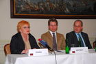 1. Automesse Salzburg - Pressekonferenz im Casino Klessheim
Brigitte Trnka - ORF / Licht ins Dunkel-Koordinatorin mit Maskottchen LENKI
www.siebinger.com
                            