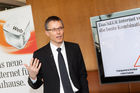 (c) fotodienst / Johannes Brunnbauer | Im Rahmen einer Pressekonferenz präsentiert 3CEO Jan Trionow die neuen Internetprodukte, mit denen 3 in neue Marktsegmente vorstößt.
in der Skybox der Skybar in Wien am 24.01.2011.