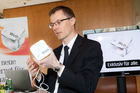 (c) fotodienst / Johannes Brunnbauer | Im Rahmen einer Pressekonferenz präsentiert 3CEO Jan Trionow die neuen Internetprodukte, mit denen 3 in neue Marktsegmente vorstößt.in der Skybox der Skybar in Wien am 24.01.2011.