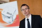 (c) fotodienst / Johannes Brunnbauer | Im Rahmen einer Pressekonferenz präsentiert 3CEO Jan Trionow die neuen Internetprodukte, mit denen 3 in neue Marktsegmente vorstößt.
in der Skybox der Skybar in Wien am 24.01.2011.