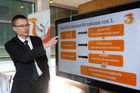 (c) fotodienst / Johannes Brunnbauer | Im Rahmen einer Pressekonferenz präsentiert 3CEO Jan Trionow die neuen Internetprodukte, mit denen 3 in neue Marktsegmente vorstößt.in der Skybox der Skybar in Wien am 24.01.2011.