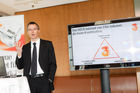 (c) fotodienst / Johannes Brunnbauer | Im Rahmen einer Pressekonferenz präsentiert 3CEO Jan Trionow die neuen Internetprodukte, mit denen 3 in neue Marktsegmente vorstößt.in der Skybox der Skybar in Wien am 24.01.2011.