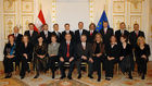 Donnerstag, den 11. Jänner 2007 wurde die neue Bundesregierung angelobt. Im Bild (v.L.n.R. sitzend) Heidrun Silhavy (StS BKA), Doris Bures (BM Frauen), Maria Berger (BM Justiz), Claudia Schmied (BM Bildung, Kunst und Kultur), Bundeskanzler Alfred Gusenbauer, Vizekanzler Wilhelm Molterer (BM Finanzen), Ursula Plassnik (BM Äusseres), Andrea Kdolsky (BM Gesundheit und Familie), Christine Marek (StS Wirtschaft und Arbeit), Christa Kranzl (StS BM Verkehr, Innovation und Technologie), (v.L.n.R. stehend) Hans Winkler (StS Äusseres), Günther Platter (BM Inneres), Johannes Hahn (BM Wissenschaft und Forschung), Werner Faymann (BM Verkehr, Innovation und Technologie), Norbert Darabos (BM Verteidigung), Josef Pröll (BM Land- und Forstwirschaft, Umwelt und Wasserwirtschaft), Erwin Buchinger (BM Soziales), Martin Bartenstein (BM Wirtschaft und Arbeit), Reinhold Lopatka (StS BKA), Christoph Matznetter (StS Finanzen). © BKA/Hopi Media