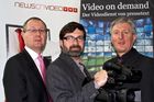 Die NewsonVideo-Geschäftsführer Andreas Modritsch und Martin Wolfram mit pressetext-Chef Franz Temmel