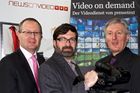 Die NewsonVideo-Geschäftsführer Andreas Modritsch und Martin Wolfram mit pressetext-Chef Franz Temmel