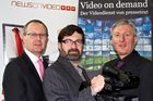 Die NewsonVideo-Geschäftsführer Andreas Modritsch und Martin Wolfram mit pressetext-Chef Franz Temmel