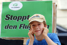 (c) Fotodienst / Daniel K. Gebhart - Grüne Aktion gegen Fluglärm - Foto: Demonstranten.