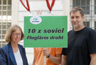 (c) Fotodienst / Daniel K. Gebhart - Grüne Aktion gegen Fluglärm - Foto: Maga. Dr. Gabriela Moser (Die Grünen - Bauten- und Verkehrssprecherin, Abgeordnete zum Nationalrat), Rüdiger Maresch (Die Grünen - Gemeinderat).