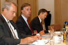 Pressekonferenz vom Verband der Vereine Creditreform e.V. in Düsseldorf zum Schwerpunkt Insolvenzen, Neugründungen und Löschungen des 1. Halbjahres 2006. v.l. Dr. Detlef Frormann; Professor Dr. Helmut Rödel; Michael Bretz