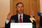 Pressekonferenz vom Verband der Vereine Creditreform e.V. in Düsseldorf zum Schwerpunkt Insolvenzen, Neugründungen und Löschungen des 1. Halbjahres 2006. Professor Dr. Helmut Rödel