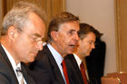 Pressekonferenz vom Verband der Vereine Creditreform e.V. in Düsseldorf zum Schwerpunkt Insolvenzen, Neugründungen und Löschungen des 1. Halbjahres 2006. v.l. Dr. Detlef Frormann; Professor Dr. Helmut Rödel; Michael Bretz