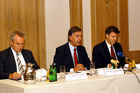 Pressekonferenz vom Verband der Vereine Creditreform e.V. in Düsseldorf zum Schwerpunkt Insolvenzen, Neugründungen und Löschungen des 1. Halbjahres 2006. v.l. Dr. Detlef Frormann; Professor Dr. Helmut Rödel; Michael Bretz