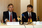 Pressekonferenz vom Verband der Vereine Creditreform e.V. in Düsseldorf zum Schwerpunkt Insolvenzen, Neugründungen und Löschungen des 1. Halbjahres 2006. v.l. Professor Dr. Helmut Rödel; Michael Bretz