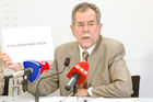 (c) Fotodienst / Daniel K. Gebhart - Pressekonferenz - Van der Bellen - Die Grünen - Grüne Kritik am ÖVP-SPÖ-Umweltzerstörungsgesetz, Aktuelles, Initiativen gegen den Schwarzfunk ORF - Foto: Univ. Prof. Dr. Alexander Van der Bellen (Bundessprecher und Klubobmann - Die Grünen).