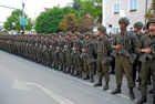 (C) fotodienst/Walter Vymyslicky - Gänserndorf, 19.05.2006 - FOTO.:Die Soldaten vor dem Rathaus in Gänserndorf