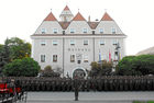 (C) fotodienst/Walter Vymyslicky - Gänserndorf, 19.05.2006 - FOTO.: Die Soldaten vor dem Rathaus