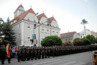 (C) fotodienst/Walter Vymyslicky - Gänserndorf, 19.05.2006 - FOTO.: Die Soldaten vor dem Rathaus