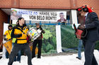 (C) fotodienst / Johannes Hloch - Wien, 6.12.2010; Am 6.12.2010 erhält der austro-brasilianische Bischof Erwin Kräutler in Stockholm aufgrund seines Einsatzes für die Rechte der Indigenen in Amazonien den Alternativ-Nobelpreis. Er wird damit auch explizit für seinen mutigen Einsatz gegen das Mega-Kraftwerk Belo Monte geehrt, für das die steirische Andritz AG die Turbinen liefern möchte. Welthaus Wien und die Dreikönigsaktion, Hilfswerk der Katholischen Jungschar, organisierten am Tag der Preisverleihung eine Solidaritätsaktion vor dem Andritz-Gebäude in Wien.