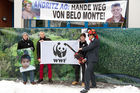 (C) fotodienst / Johannes Hloch - Wien, 6.12.2010; Am 6.12.2010 erhält der austro-brasilianische Bischof Erwin Kräutler in Stockholm aufgrund seines Einsatzes für die Rechte der Indigenen in Amazonien den Alternativ-Nobelpreis. Er wird damit auch explizit für seinen mutigen Einsatz gegen das Mega-Kraftwerk Belo Monte geehrt, für das die steirische Andritz AG die Turbinen liefern möchte. Welthaus Wien und die Dreikönigsaktion, Hilfswerk der Katholischen Jungschar, organisierten am Tag der Preisverleihung eine Solidaritätsaktion vor dem Andritz-Gebäude in Wien.