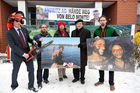 (C) fotodienst / Johannes Hloch - Wien, 6.12.2010; Am 6.12.2010 erhält der austro-brasilianische Bischof Erwin Kräutler in Stockholm aufgrund seines Einsatzes für die Rechte der Indigenen in Amazonien den Alternativ-Nobelpreis. Er wird damit auch explizit für seinen mutigen Einsatz gegen das Mega-Kraftwerk Belo Monte geehrt, für das die steirische Andritz AG die Turbinen liefern möchte. Welthaus Wien und die Dreikönigsaktion, Hilfswerk der Katholischen Jungschar, organisierten am Tag der Preisverleihung eine Solidaritätsaktion vor dem Andritz-Gebäude in Wien. FOTO (vlnr): Christoph Watz (Welthaus Wien), Thomas Wenidoppler (ECA-Watch), Maria Etl (KAB), Helmut Schüller (kath. Hochschulgemeinde Wien), Martin Krenn (kath. Jungschar)