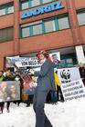 (C) fotodienst / Johannes Hloch - Wien, 6.12.2010; Am 6.12.2010 erhält der austro-brasilianische Bischof Erwin Kräutler in Stockholm aufgrund seines Einsatzes für die Rechte der Indigenen in Amazonien den Alternativ-Nobelpreis. Er wird damit auch explizit für seinen mutigen Einsatz gegen das Mega-Kraftwerk Belo Monte geehrt, für das die steirische Andritz AG die Turbinen liefern möchte. Welthaus Wien und die Dreikönigsaktion, Hilfswerk der Katholischen Jungschar, organisierten am Tag der Preisverleihung eine Solidaritätsaktion vor dem Andritz-Gebäude in Wien.