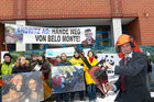 (C) fotodienst / Johannes Hloch - Wien, 6.12.2010; Am 6.12.2010 erhält der austro-brasilianische Bischof Erwin Kräutler in Stockholm aufgrund seines Einsatzes für die Rechte der Indigenen in Amazonien den Alternativ-Nobelpreis. Er wird damit auch explizit für seinen mutigen Einsatz gegen das Mega-Kraftwerk Belo Monte geehrt, für das die steirische Andritz AG die Turbinen liefern möchte. Welthaus Wien und die Dreikönigsaktion, Hilfswerk der Katholischen Jungschar, organisierten am Tag der Preisverleihung eine Solidaritätsaktion vor dem Andritz-Gebäude in Wien.