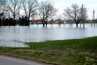 In den Hochwassergebieten an der March ist kein Ende der Überflutungen in Sicht - im Gegenteil. Die Lage könnte sich in den kommenden Tagen weiter zuspitzen, denn im tschechischen Einzugsgebiet der March werden weitere Niederschläge erwartet. In Stillfried bewahrt nur noch eine Bundesstraße den tiefer gelegenen Ortsteil vor den Wassermassen. Und mit jeder Stunde steigt die Gefahr weiterer Dammbrüche.
