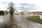 (C) fotodienst/Walter Vymyslicky - Dürnkrut 03.04.2006 - FOTO.: Die ehemalige Zuckerfabrik Dürnkrute im Hochwasser