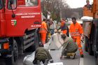 (C) fotodienst/Walter Vymyslicky - Dürnkrut 03.04.2006 - FOTO.: Die Feuerwehr errichtete Barrieren, die das Wasser aufhalten sollten.