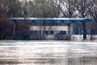 (C) fotodienst/Walter Vymyslicky - Angern 05.04.2006 - FOTO.: Auch das Gebäude der Zollwache steht unter Wasser.