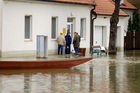 (C) fotodienst/Walter Vymyslicky - Dürnkrut 03.04.2006 - FOTO.: Auch vor dem Arzthaus machten die Wassermassen nicht halt.