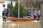 (C) fotodienst/Walter Vymyslicky - Dürnkrut 05.04.2006 - FOTO.: Die Bewohner der überfluteten Häuser wurden von der Feuerwehr in hre Häuser um Wäsche zu holen.