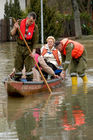 (C) fotodienst/Walter Vymyslicky - Dürnkrut 05.04.2006 - FOTO.: Die Bewohner werden von der Feuerwehr zu ihren überfluteten Häusern gebracht um Kleider zu holen. 