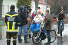 (C) fotodienst/Walter Vymyslicky - Dürnkrut 05.04.2006 - FOTO.: Die Bewohner werden von der Feuerwehr zu ihren überfluteten Häusern gebracht um Kleider zu holen. Bei der Rückkehr gab es ein Interview.